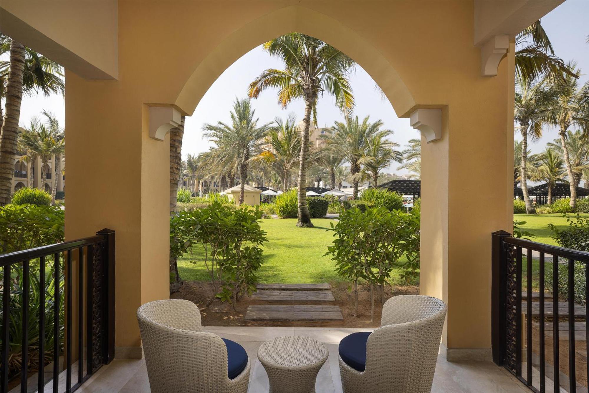 Quarto Família Deluxe Conjugado com Vista do Jardim